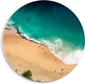 Forex Wandcirkel - Strand met Wandelende Mensen - 40x40cm Foto op Wandcirkel (met ophangsysteem)