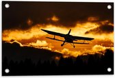 Tuinposter – Vliegtuig Tussen de Wolken - 60x40cm Foto op Tuinposter  (wanddecoratie voor buiten en binnen)