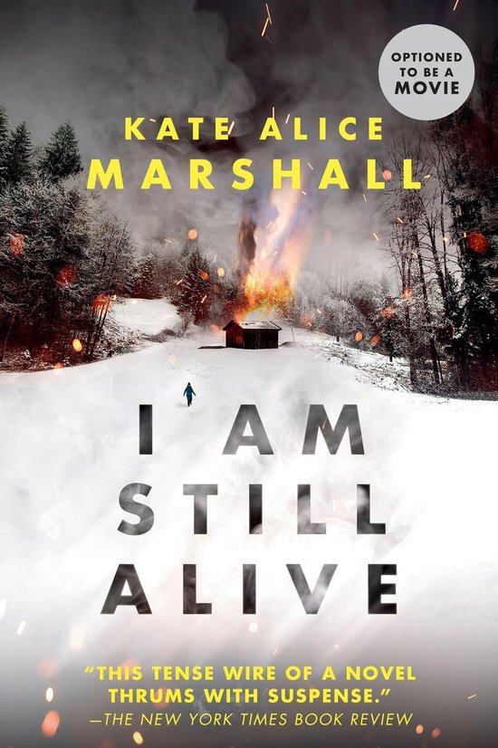 Boekomslag van "I AM STILL ALIVE" met een winterlandschap en een brandend huis. De tekst "OPTIONED TO BE A MOVIE" staat in een cirkel.
