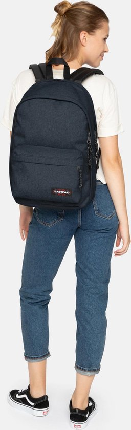 Vrouw met donkerblauwe Eastpak rugzak.