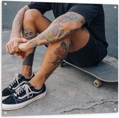 Tuinposter – Getatoeëerde Man op Skateboard  - 100x100cm Foto op Tuinposter  (wanddecoratie voor buiten en binnen)