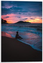 Forex - Kind in Zee tijdens Zonsondergang - 40x60cm Foto op Forex