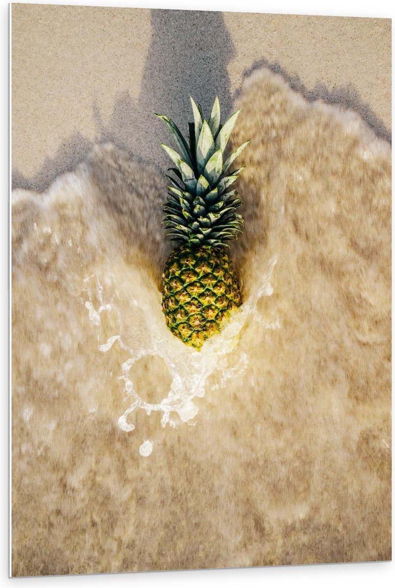 Forex - Ananas in Zand met Zeewater - 80x120cm Foto op Forex