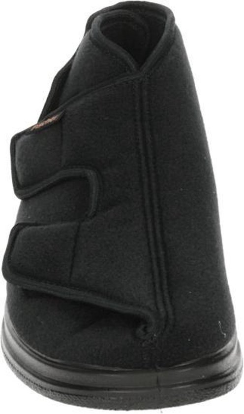 Voorkant van een zwarte stoffen slipper met dubbele klittenbandsluiting.