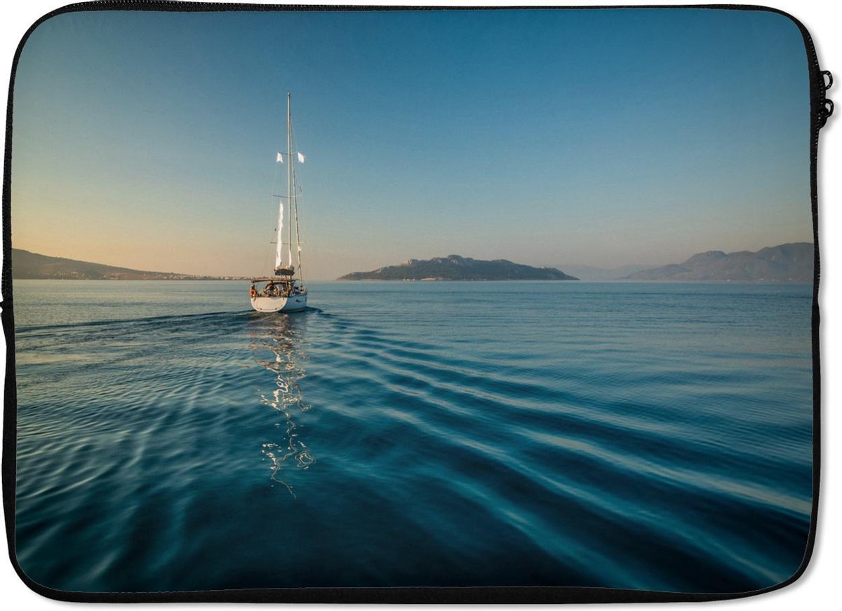 Laptophoes 14 inch 36x26 cm - Zeilboot - Macbook & Laptop sleeve Eenzame zeilboot in Griekenland - Laptop hoes met foto