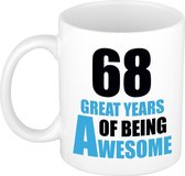 68 great years of being awesome cadeau mok / beker wit en blauw
