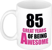 85 great years of being awesome cadeau mok / beker wit en roze