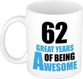 62 great years of being awesome cadeau mok / beker wit en blauw