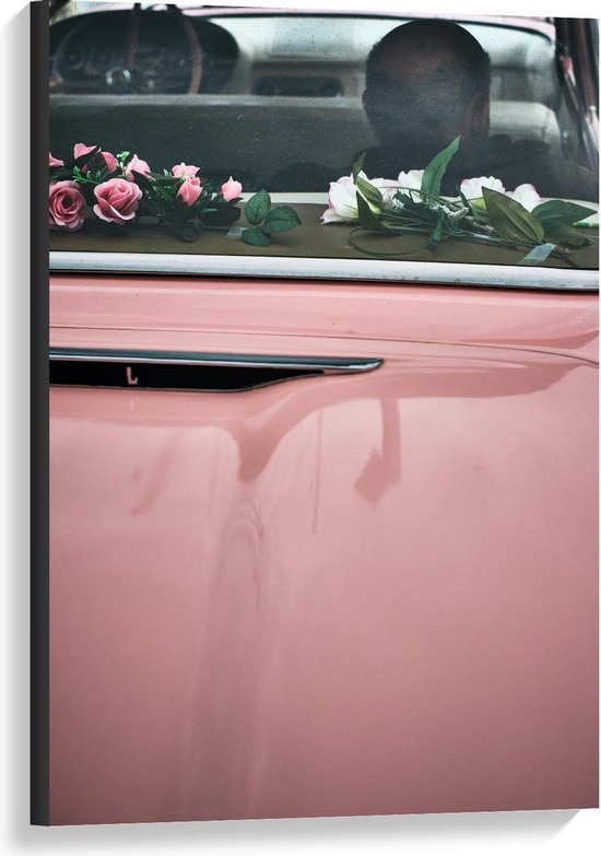Canvas  - Planten op Klep van Roze Auto - 60x90cm Foto op Canvas Schilderij (Wanddecoratie op Canvas)