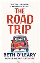 Boek "The Road Trip" met een rode Mini Cooper en de tekst "ONE CAR, FIVE PEOPLE. A WHOLE LOT OF HISTORY" en "BETH O'LEARY AUTHOR OF THE FLATSHARE".