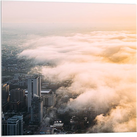Acrylglas - Laag Hangende Wolken boven Stad - 100x100cm Foto op Acrylglas (Wanddecoratie op Acrylglas)