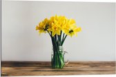 Dibond - Mooie Gele Bloemen in een Vaasje - 90x60cm Foto op Aluminium (Wanddecoratie van metaal)