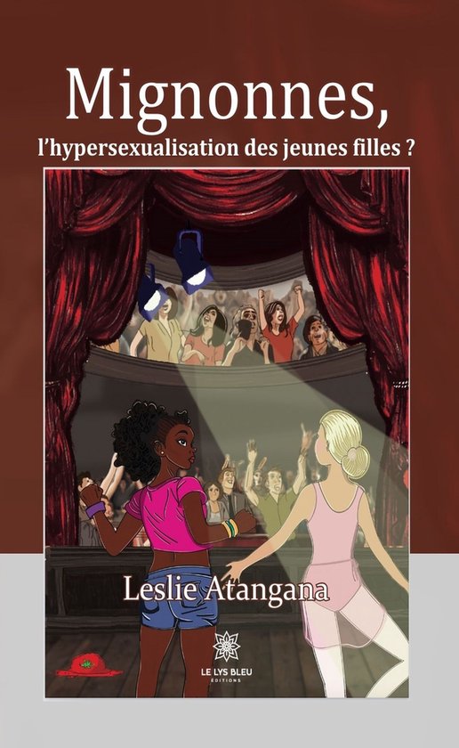 Couverture de livre "Mignonnes, l'hypersexualisation des jeunes filles ?". Deux jeunes filles, une fille noire en top rose et short en jean, une fille blonde en robe rose, sur scène devant un public.
