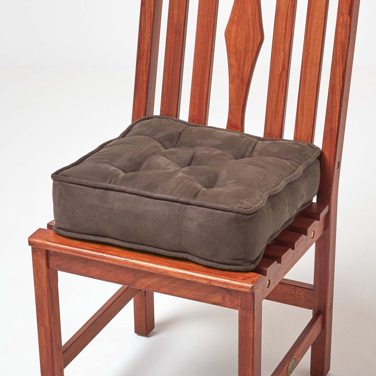 Homescapes Bruin zitkussen – zitverhoger/stoelkussen 40 x 40 cm met velours bekleding