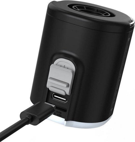 Zwarte Flextail pomp met USB-C poort en een grijze clip.