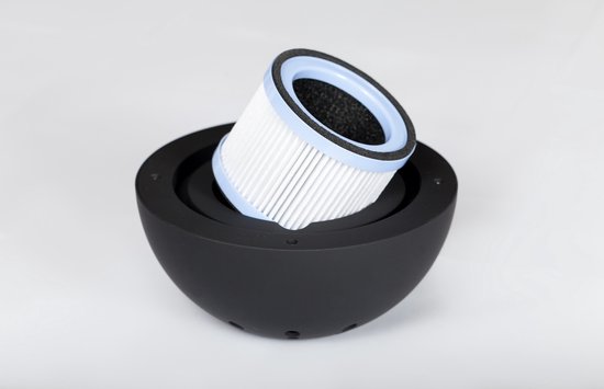 Cilindrisch HEPA-filter met witte plooien, een lichtblauwe rand en een zwart frame, geplaatst in een zwarte, bolvormige behuizing.