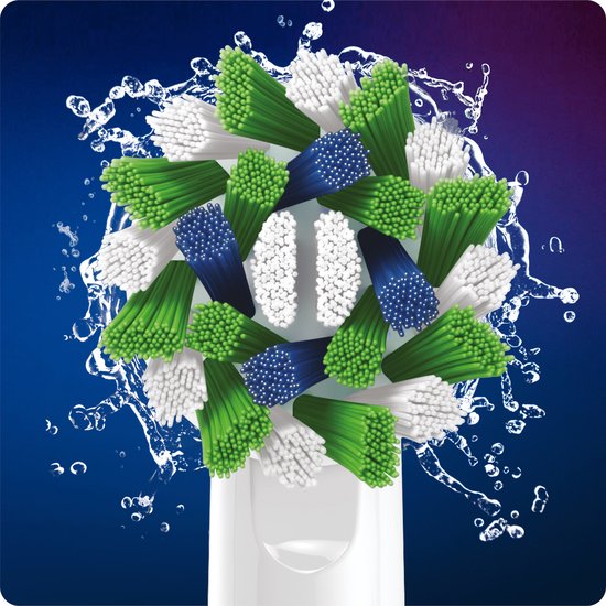 Close-up van een Oral-B opzetborstel met groene, witte en blauwe borstelharen en water.