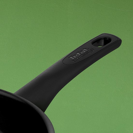 Detail van een zwart handvat van een Tefal pan met de tekst 'Tefal EcoDesign'.