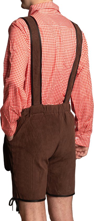 Dos d'un homme portant une chemise à carreaux rouges et une culotte de cuir marron avec bretelles.