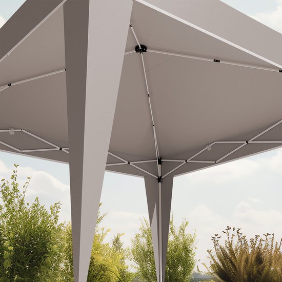 Gedetailleerde kijk op de bovenkant van de beige partytent en het witte frame.