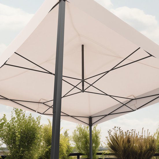 Onderkant van een beige partytent met een zwart metalen frame.