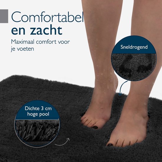 Voeten op een zachte, donkergrijze badmat met een dikke pool van 3 cm hoog. Sneldrogend materiaal.