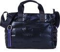 Donkerblauwe, glanzende, gewatteerde tas met 'Hedgren'-logo, handvatten en een sleutelhanger.