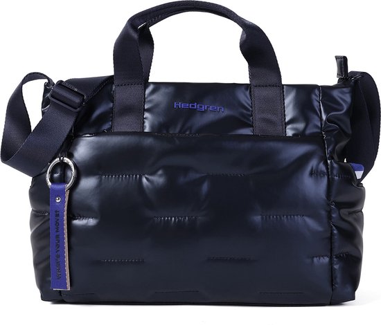 Donkerblauwe, glanzende, gewatteerde tas met 'Hedgren'-logo, handvatten en een sleutelhanger.