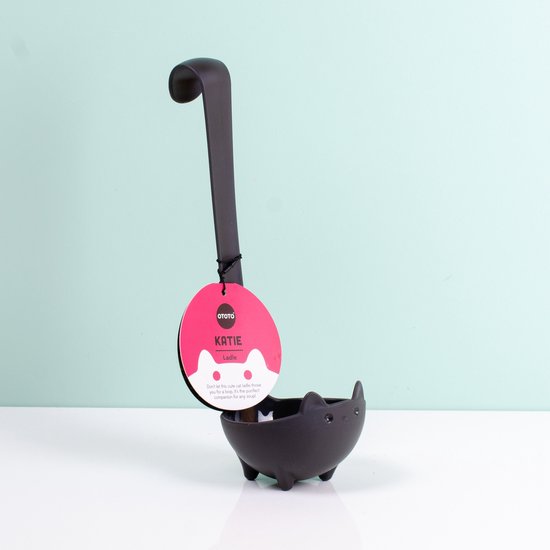 Zwarte soeplepel in de vorm van een katje met pootjes, met een roze label 'OTOTO KATIE LADLE'.
