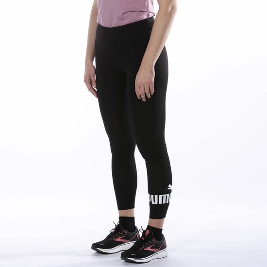 Zijaanzicht: zwarte PUMA legging met wit PUMA-logo op de linker broekspijp.