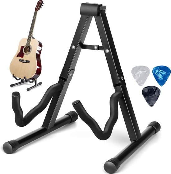 Een opvouwbare zwarte gitaarstandaard met een akoestische gitaar en drie plectrums.