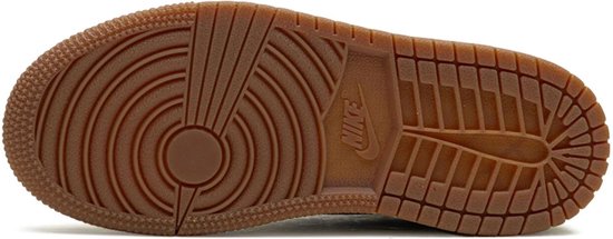 Bruine rubberen buitenzool van een Jordan 1 Low sneaker.