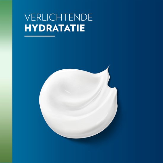 Een dikke, witte crème op een blauwe achtergrond. Tekst: VERLICHTENDE HYDRATATIE.