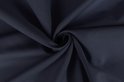 Tissu bleu foncé drapé en spirale.