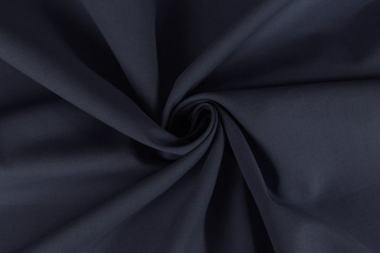 Tissu bleu foncé drapé en spirale.