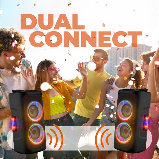 Vrolijke mensen op een balkon met confetti en twee zwarte party speakers met dubbele woofers en gekleurde lichten.