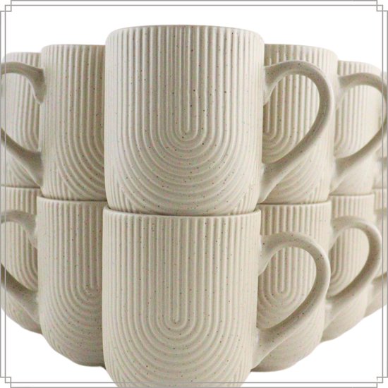 Empilage de tasses blanc cassé avec un subtil motif côtelé, chacune avec une anse.