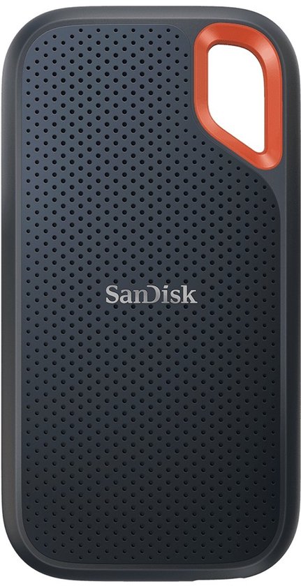 SanDisk Extreme Portable SSD met een donkergrijs geperforeerd oppervlak en een oranje lus, getoond op een witte achtergrond.