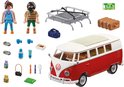 PLAYMOBIL Volkswagen T1 camperbus, rood en wit, met twee figuren en kampeeraccessoires.