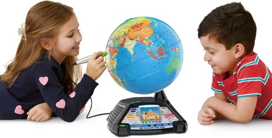 Meisje en jongen spelen met interactieve wereldbol. Het meisje raakt Europa aan met een pen.