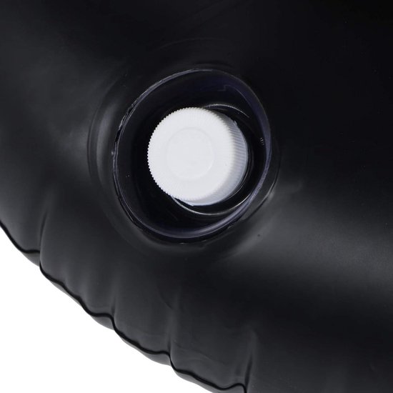 Detailopname van de dop van een zwarte opblaasbare bokszak.