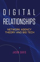 Boekcover met de titel 'Digital Relationships' in grote witte letters, met daaronder 'NETWORK AGENCY THEORY AND BIG TECH' in gele letters. De naam 'JASON DAVIS' staat onderaan in roze letters. De achtergrond is donkerblauw met blauwe en witte cirkels en stippen.