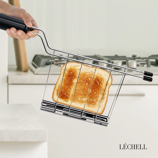 Hand die een broodroostertang met toast uit een keuken haalt.
