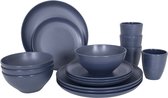 Een servies van 16 blauwe stukken met ribbelpatroon: borden, kommen en bekers.