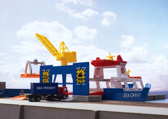 Vrachtschip en havenkraan