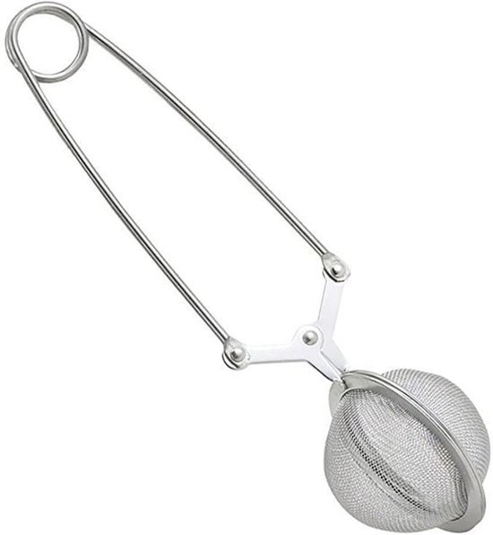 Zilveren theezeef met metalen handvat en balvormige zeef, op een witte achtergrond.