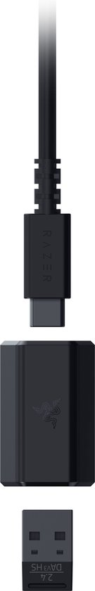 Een zwarte USB-C kabel, een adapter met Razer logo en een USB-dongle.
