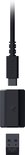 Een zwarte USB-C kabel, een adapter met Razer logo en een USB-dongle.