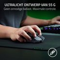 Een hand gebruikt een zwarte, ergonomische Razer muis op een zwart gaming muismat. De muis is ultralicht met 55g.