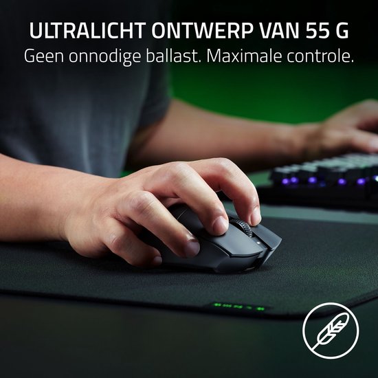 Een hand gebruikt een zwarte, ergonomische Razer muis op een zwart gaming muismat. De muis is ultralicht met 55g.